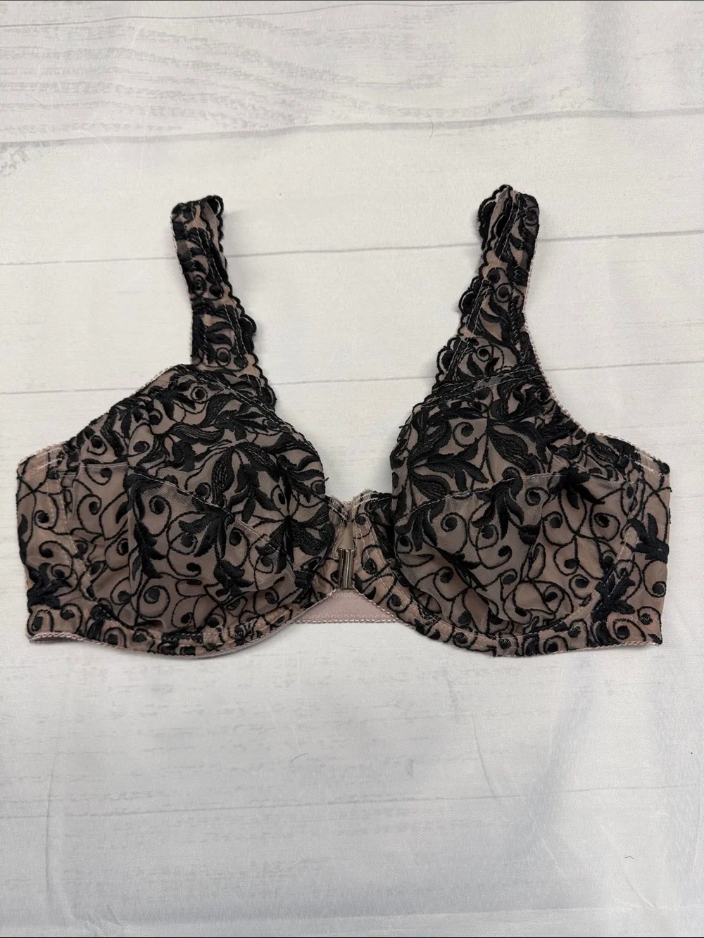 Amoureuse Neutral Taupe Black Intricate Scroll Lace Front Close Underwire Bra